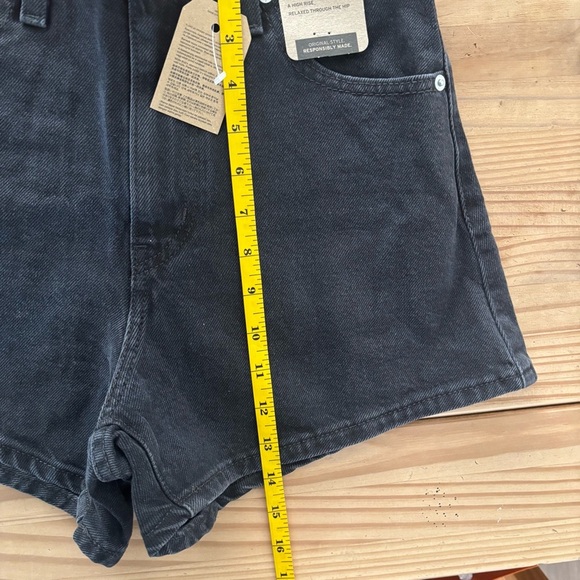 Levi's Black Jean Shorts High-Waisted Snug Fit - Picture 7 of 8